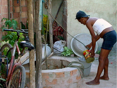  Os moradores da comunidade de Parque Santuário não tinham acesso à rede de esgoto e consumiam água extraída de poços rasos, 100% imprópria para o consumo, segundo o estudo (Fotos: Leceg/IOC) 