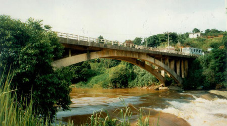  Ponte sobre o Guandu, que abastece a capital e tem como afluentes rios de Paulo de Frontin 