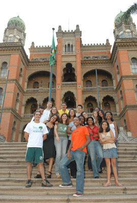 Voluntários do projeto Agente das Águas em frente ao Castelo da Fiocruz 