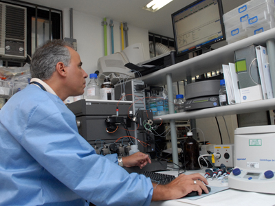  Ferreira esclarece que o estudo para encontrar alvos terapêuticos no <EM>T. cruzi</EM> foi feito por meio da bioinformática – técnica que utiliza ciência computacional e biologia molecular (Foto: Gutemberg Brito) 