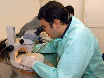 O pesquisador Rafael Freitas no Laboratório de Transmissores de Hematozoários (Foto: Guto Brito) 