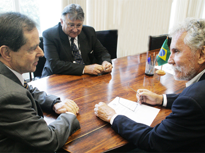  Renato (à direita) se reúne com o ministro Sergio Rezende (Foto: Ricardo Lemos) 