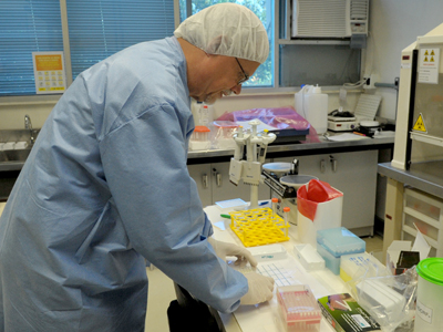  Thommas Unnasch em atividade no Laboratório de Simulídeos e Oncocercose da Fiocruz<BR><br />
(Foto: Gutemberg Brito) 