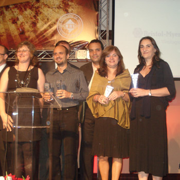  Flávia (de bata clara) e outros vencedores de diversas categorias da premiação 