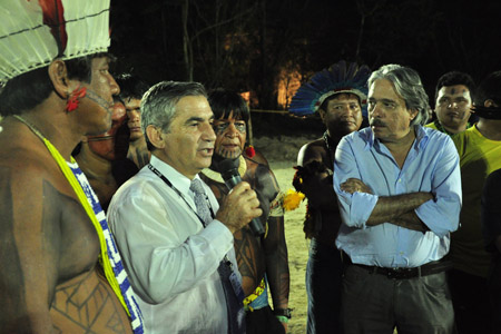  O ministro Gilberto Carvalho e o presidente da Fiocruz, Paulo Gadelha, no encontro com os líderes indígenas (Foto: Lin Lima) 