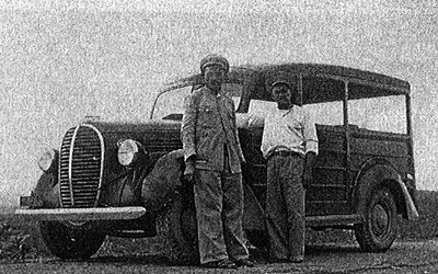  Carro do Serviço da Peste, com o guarda Pedro Basílio e o chofer Aberlardo na Estrada de Belo Jardim, em Pernambuco, em 1941. A foto faz parte do capítulo iconográfico do livro 
