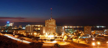  Vista noturna da região central de Luanda, capital de Angola 