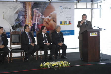  O ministro José Gomes Temporão, o governador Sergio Cabral, o ministro Patrus Ananias e o diretor Akira Homma ouvem o discurso do presidente Lula 