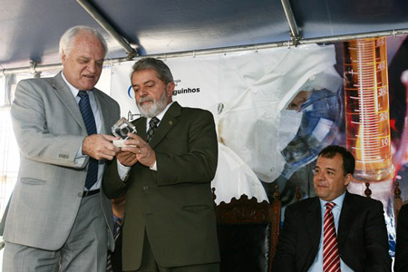  Paulo Buss dá ao presidente Lula uma escultura que comemora a inauguração (Foto: Ricardo Stuckert/PR) 