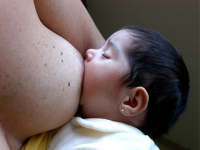  Especialistas garantem: a amamentação traz vários benefícios para a mãe e para o bebê (Foto: Peter Ilicciev/Fiocruz) 
