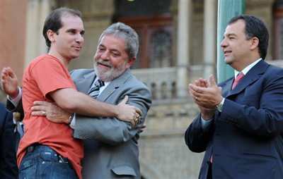  Um dos 500 novos concursados da Fiocruz recebe o abraço de Lula e de Sergio Cabral 