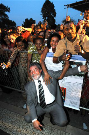  Lula com representantes da comunidade de Manguinhos, que será beneficiada pelo Programa de Aceleração do Crescimento (PAC) 