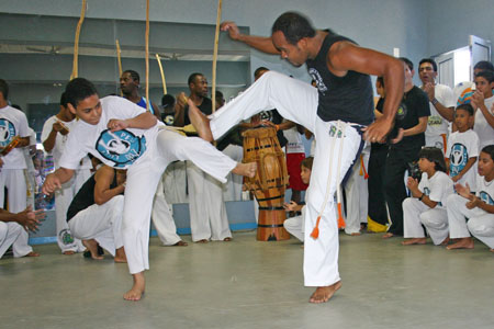  O projeto oferece atividades esportivas como capoeira, boxe e luta livre (Foto: Luta pela Paz) 