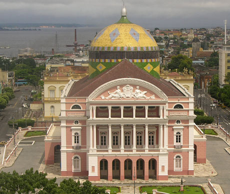  O Teatro Amazonas, que completou 110 anos, e ao fundo o porto de Manaus (Foto: Viagens & Imagens) 