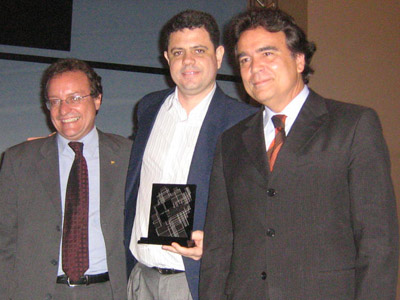  Márcio Mello (ao centro) recebe o prêmio do ministro José Gomes Temporão (à direita) e do vice-presidente de Produção e Inovação em Saúde da Fiocruz, Carlos Gadelha 