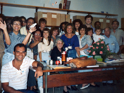  Maria Deane (sentada, ao centro) com a equipe do antigo Departamento de Protozoologia do IOC, que era chefiado pela pesquisadora na década de 1980 