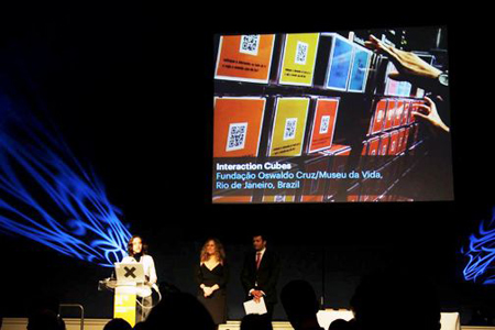 A designer Mariana Duprat recebe o prêmio em Dublin, Irlanda. Foto: divulgação. 