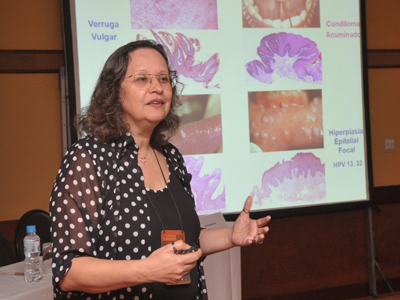  A pesquisadora da UFF Eliane Pedra Dias destacou a importância da análise citopatológica para o correto diagnóstico do HPV (Foto: Gutemberg Brito) 