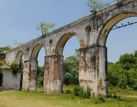  O local abriga edificações históricas, como o antigo aqueduto 