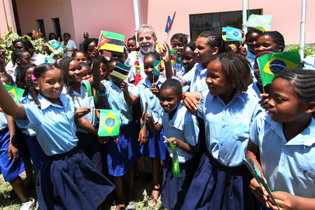  O presidente Lula com estudantes durante visita às instalações do Instituto Nacional de Educação a Distância (Ined), em Maputo, antes da visita à fábrica de antirretrovirais (Foto: Ricardo Stuckert/PR) 