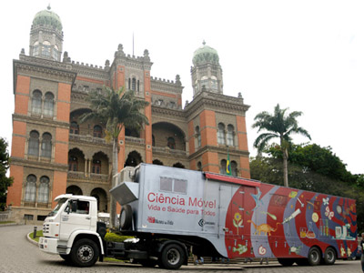  O caminhão do projeto Ciência Móvel, no <EM>campus</EM> da Fiocruz 