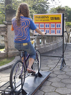  A pilha humana, bicicleta acoplada a um dínamo que permite demonstrar a transformação da energia cinética (do movimento) em luminosa 