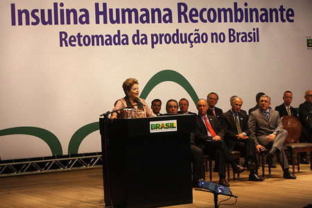  A presidente Dilma Rousseff na cerimônia do anúncio da retomada da produção de insulina no Brasil, medicamento vital para o controle de diabetes (Foto: Erasmo Salomão - ASCOM/MS) 