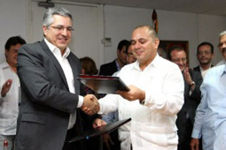  Os ministros da Saúde do Brasil, Alexandre Padilha, e de Cuba, Roberto Morales Ojeda, após a assinatura do acordo (Foto: Erasmo Salomão - Ascom/MS) 