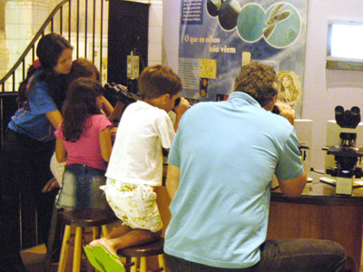  Pais e filhos participam de atividade no Museu da Vida da Fiocruz (Foto: Ana Limp) 