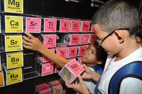  Crianças observam, no Museu da Vida, o modulo interativo (Foto: Peter Illicciev) 