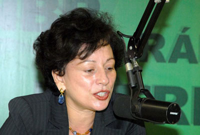  A ministra Nilcéa Freire fala a emissora de rádio sobre o Plano Integrado de Enfrentamento da Feminilização da Epidemia da Aids e outras DSTs (Foto: Roosewelt Pinheiro/ABr) 