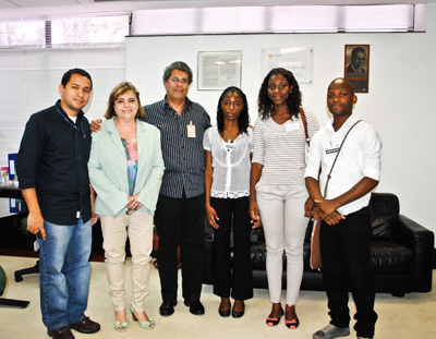  O diretor-executivo de Farmanguinhos, Hayne Felipe (centro), e equipe recebem o novo grupo de moçambicanos. Foto: Edson Silva. 