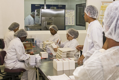  A produção é realizada no Complexo Tecnológico de Medicamentos de Farmanguinhos/Fiocruz, em Jacarepaguá, no Rio de Janeiro (RJ) 