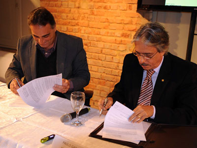  Durante a cerimônia de inauguração, o presidente da Fiocruz, Paulo Gadelha, e o prefeito de Petrópolis, Paulo Mustrangi, assinaram um acordo de cooperação técnico científica. Foto: Peter Ilicciev. 