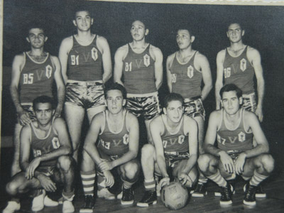  Fã de basquete, Hermann é o segundo, da esquerda para a direita, na fileira de trás 