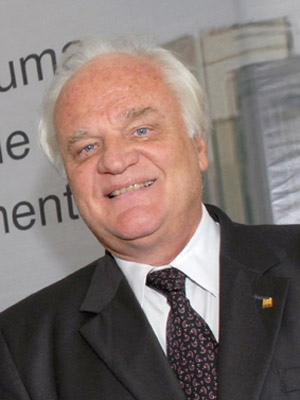  Paulo Buss, atual coordenador do Centro de Relações Internacionais em Saúde e ex-presidente da Fiocruz. 