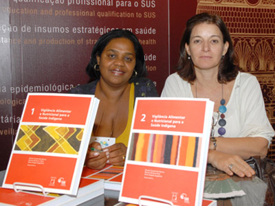  Denise Oliveira (à esquerda) e Denise Barros: o livro vem tentar cobrir uma lacuna existente hoje, que é a falta de uma produção em vigilância nutricional voltada para as áreas indígenas (Foto: Virginia Damas) 