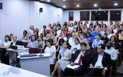  Auditório do Centro de Estudos Olinto de Oliveira (IFF/Fiocruz) repleto de profissionais de saúde, parlamentares e pacientes. Foto: Peter Ilicciev. 