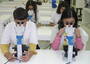  Estudantes em laboratório da Escola Politécnica de Saúde 