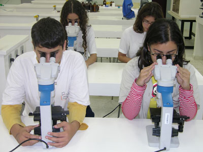  Alunos em laboratório da Escola Politécnica de Saúde (Foto: Peter Ilicciev) 