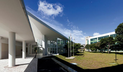  A praça que articula os blocos da sede da Fiocruz Brasília tem conformação irregular