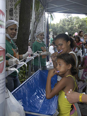  Crianças aprendem a escovar corretamente os dentes no Escovódromo (Foto: Ana Limp) 