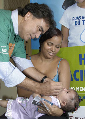  O ministro da Saúde, José Temporão, vacina uma criança na Fiocruz (Foto: Ana Limp) 