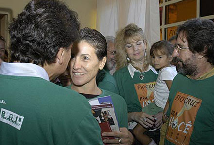  O ministro José Temporão, de costas, conversa com a atriz Cássia Kiss, observado pelo presidente interino da Fundação, Ary Miranda (Foto: Ana Limp) 
