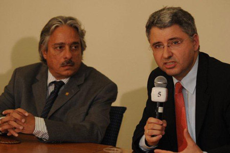  Os presidentes da Fiocruz, Paulo Gadelha, e da Roche, Severin Schawn, dão entrevista após a assinatura do acordo, no Rio de Janeiro (Foto: Peter Ilicciev) 