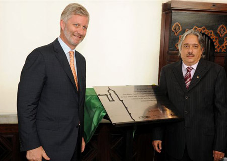  O príncipe e o presidente após descerrarem a placa pelos 25 anos de parceria entre a GSK e a Fundação 