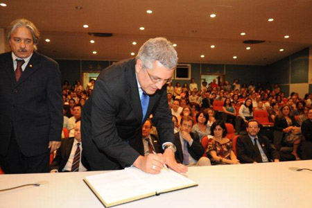  O ministro Padilha assina a ata que oficializa a instalação do CS, observado por Paulo Gadelha<BR><br />
(Fotos: Peter Ilicciev) 