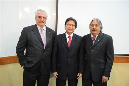  O ministro da Saúde, José Gomes Temporão, ao lado do diretor-geral do Inca, Luiz Santini, e do presidente da Fiocruz, Paulo Gadelha, na assinatura do acordo (Foto: Peter Ilicciev) 