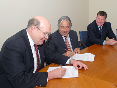  O diretor científico LICR, Andrew J.G. Simpson, assina o acordo ao lado do presidente da Fiocruz, Paulo Gadelha, e do diretor executivo de Desenvolvimento de Tecnologia do LICR, Jonathan Skipper<BR><br />
(Foto: Virginia Damas) 