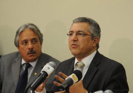  O ministro Alexandre Padilha fala ao CD da Fiocruz, ao lado do presidente Paulo Gadelha<BR><br />
(Fotos: Peter Ilicciev) 